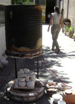 levantado del horno de raku hecho con un tambor